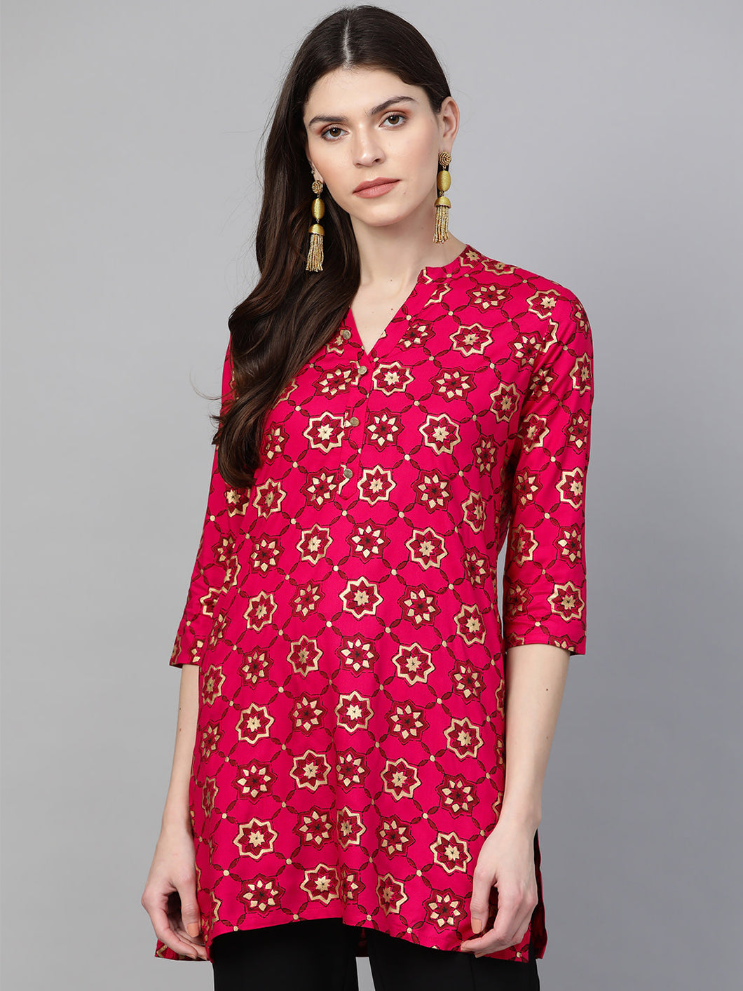 Queen ellie Women Pink & Golden Printed Straight Kurti